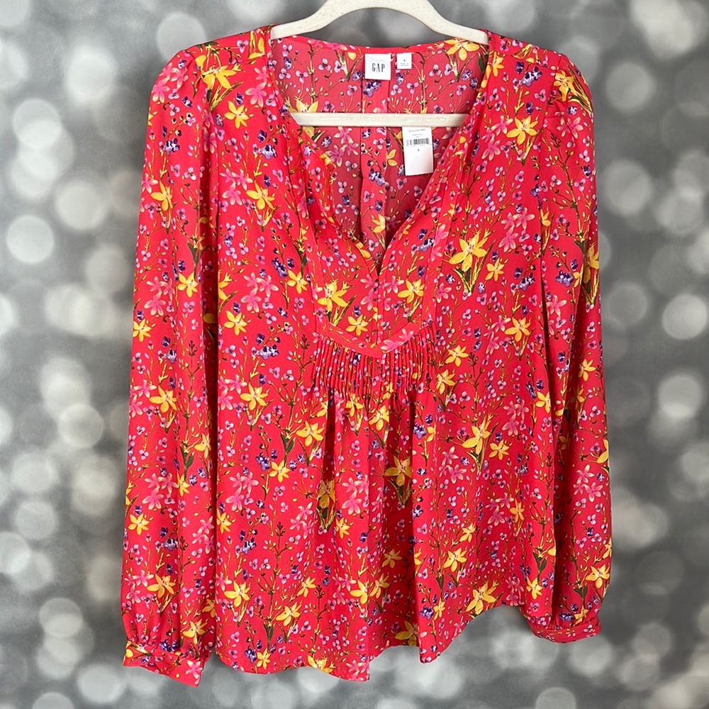 NWT GAP women’s pink floral V neck blouse. Size Small.